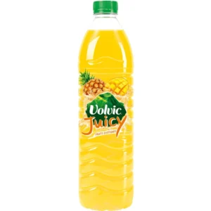 Bouteille de 1,5L de Juicy Fruits Exotiques VOLVIC avec fruits tropicaux en arrière-plan