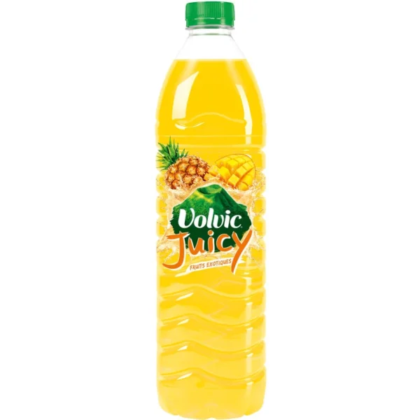 Bouteille de 1,5L de Juicy Fruits Exotiques VOLVIC avec fruits tropicaux en arrière-plan
