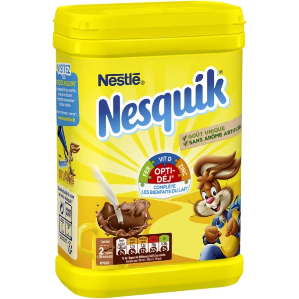 Chocolat en poudre intense dans une tasse fumante – saveur chocolatée riche et gourmande