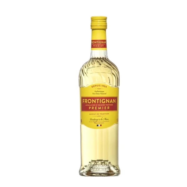 Bouteille de vin blanc Frontignan Premier Muscat posée sur une table avec un verre rempli de Muscat raffiné