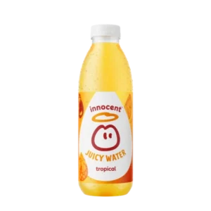 Bouteille de 75cl de boisson aux fruits tropicaux Innocent posée sur fond clair